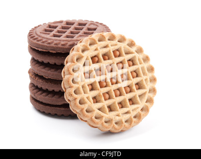 Riempite i cookie crema isolato su sfondo bianco Foto Stock