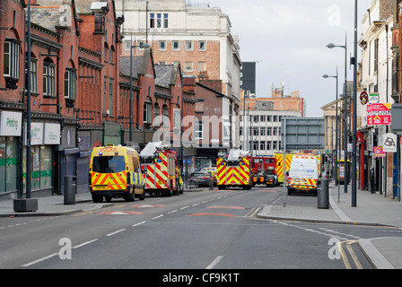 Veicoli di emergenza nel centro di Liverpool ha a che fare con una grave perdita di gas. Foto Stock