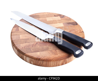 Due coltelli e tagliere di legno isolato su sfondo bianco Foto Stock