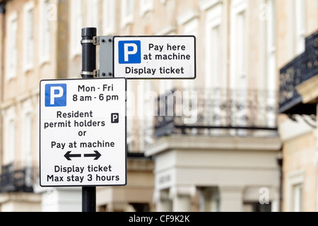 Resident Permit Holders e pagare in macchina parcheggio auto segni, Glasgow, Scotland, Regno Unito Foto Stock