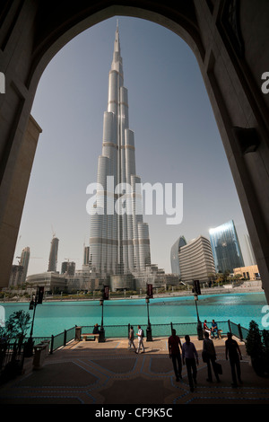 Il Burj Khalifa Tower vista dal 'Old Town Island' area (Dubai - Emirati Arabi Uniti). La tour Burj Khalifa. Foto Stock