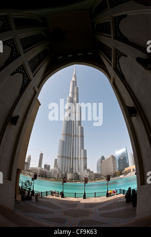 Il Burj Khalifa Tower vista dal 'Old Town Island' area (Dubai - Emirati Arabi Uniti). La tour Burj Khalifa. Foto Stock