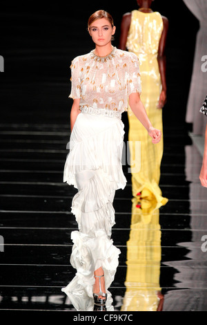 Naeem Khan New York pronto a WearSpringSummer 2012 Foto Stock