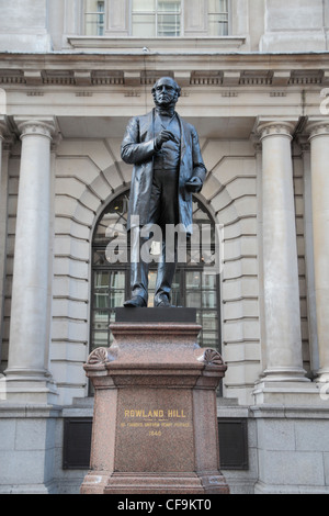 Statua di Sir Rowland Hill (1795 al 1879) in King Edward Street nella città di Londra, Inghilterra. Foto Stock