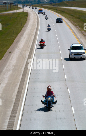 Motocicli e Autoveicoli viaggi sulla I-90 durante Sturgis Motorcycle rally settimana ad ovest di Spearfish, Dakota del Sud, Stati Uniti d'America. Foto Stock