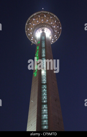 Torre Milad in Iran Teheran notturna illuminata Foto Stock