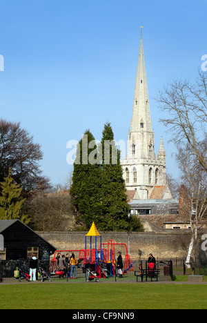 Un'area giochi per bambini in cristi pezzi park, con la Chiesa di tutti i santi in background, Cambridge Regno Unito Foto Stock