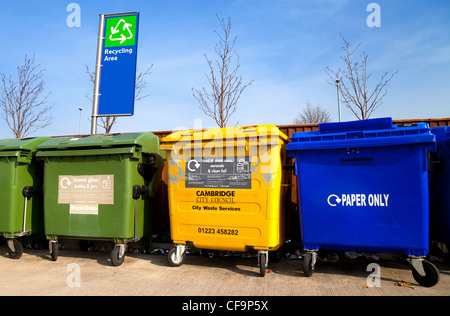 Cestini in una zona di riciclo, Cambridge Regno Unito Foto Stock