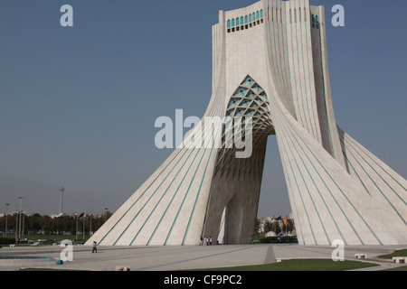 Azadi Tower con torre Milad in background Tehran Iran Foto Stock