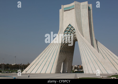 Azadi Tower con torre Milad in background Tehran Iran Foto Stock