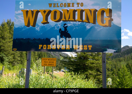 Benvenuti al Wyoming cartello stradale presso l'Idaho, Wyoming confine di stato, STATI UNITI D'AMERICA. Foto Stock