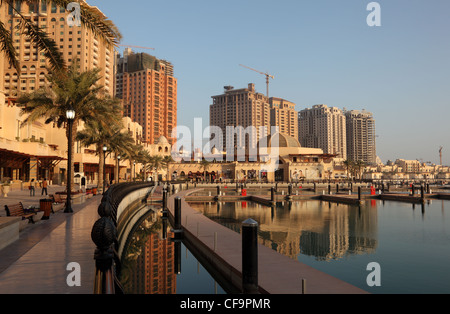 Lungomare di Porto saudita. La Perla, Doha in Qatar Foto Stock