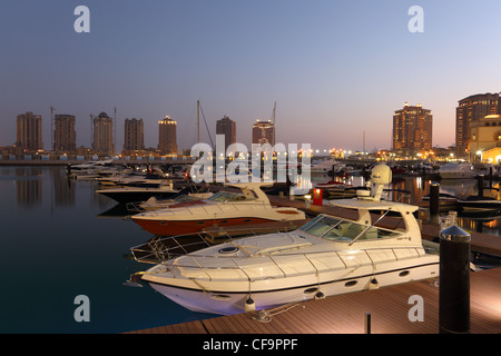 Marina di Porto saudita. La Perla a Doha, in Qatar Foto Stock