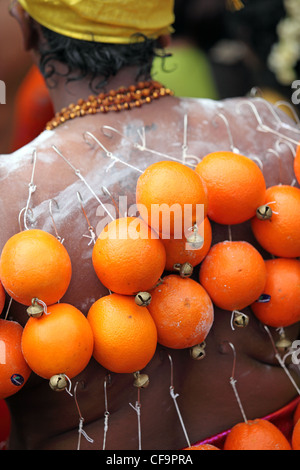 Devoto con trafitto torna a Thaipusam festival indù a Grotte Batu di Kuala Lumpur in Malesia Foto Stock