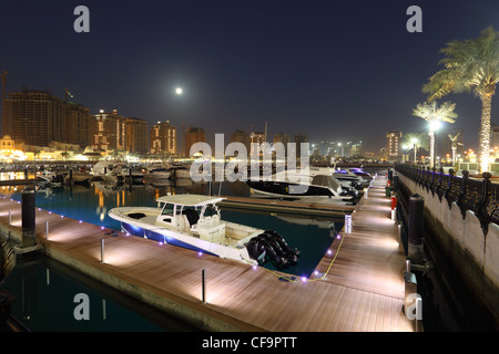 Marina di Porto saudita. La Perla a Doha, in Qatar Foto Stock