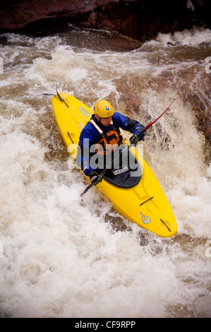 Kayak sul punto di caduta di una cascata sul fiume nevis in acque bianche Foto Stock