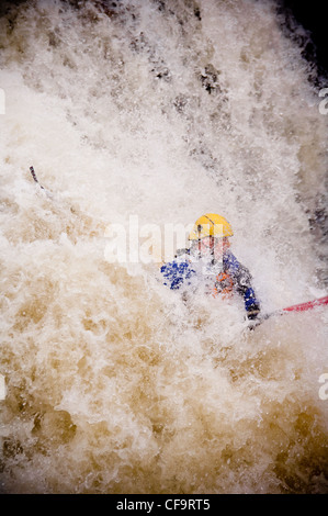 Kayak circa a goccia di whitewater cascata sul fiume nevis in inverno Foto Stock