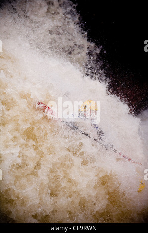 Kayak circa a goccia di whitewater cascata sul fiume nevis in inverno Foto Stock