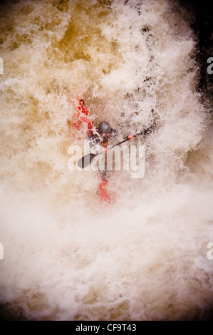 Kayak circa a goccia di whitewater cascata sul fiume nevis in inverno Foto Stock