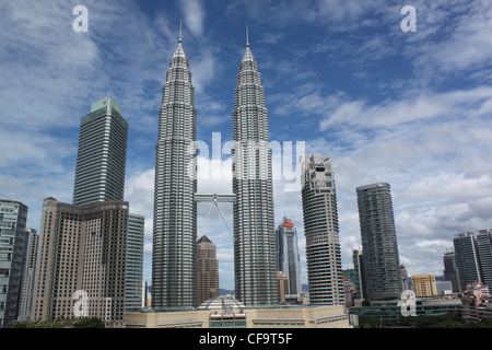 Le Petronas Twin Towers e degli edifici circostanti di Kuala Lumpur in Malesia Foto Stock