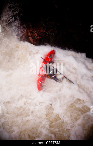 Kayak sul suo lato dopo la caduta della cascata sul fiume nevis Foto Stock