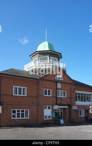 La clubhouse a Brooklands Motor Museum, Weybridge, Surrey Foto Stock