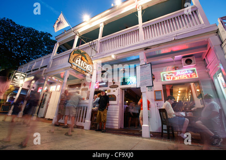 Scena di strada di fronte il Rick's bar su Duval Street, Key West, Florida Foto Stock