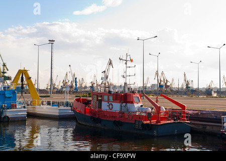 Ancorata towboat rosso nel porto. Foto Stock