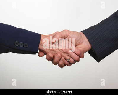 Close up di business handshake, una femmina e un maschio lato Foto Stock
