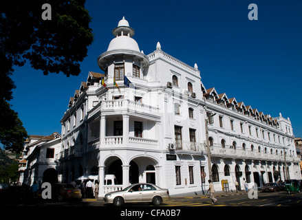 Il colonial Queens Hotel e nel centro città di Kandy, Sri Lanka. Foto Stock