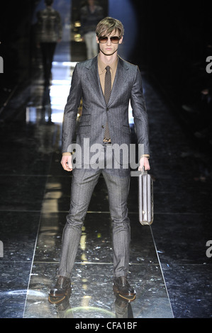 Gucci Milano pronto a indossare abbigliamento Uomo Autunno Inverno Slim completo grigio con singolo petto della giacca accessoriata sfumature colorate e Foto stock Alamy