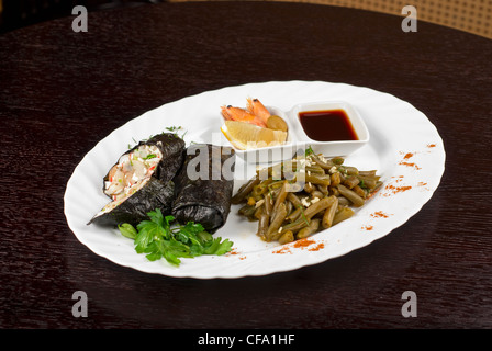 Souffle di filetto di pikeperch, gamberi, carne di granchio, noce di cocco e il porro avvolto a nori guarnita da fagiolini Foto Stock