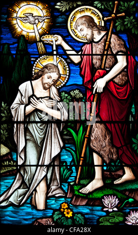 Vetrata nel memoriale di Cristo la Chiesa Episcopale di Kauai. Questa scena è intitolato il battesimo di Gesù. Foto Stock