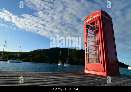 Vecchia cabina telefonica sul dock, Marina Cay, Isole Vergini Britanniche. Foto Stock