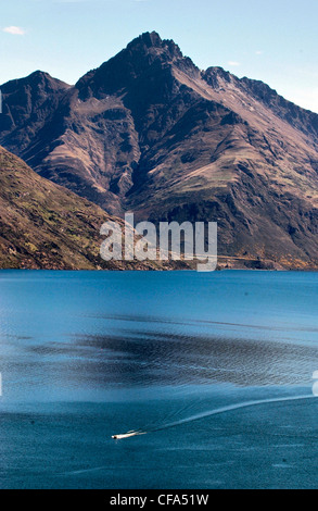 Nuova Zelanda, Isola del Sud, vicino a Queenstown, sul lago Wakatipu e sulle montagne notevole Foto Stock