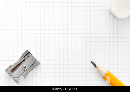 Foto di vuoto grafico quadrato di carta con una matita gialla, gomma e temperino, aggiungere il vostro testo o grafico. Foto Stock