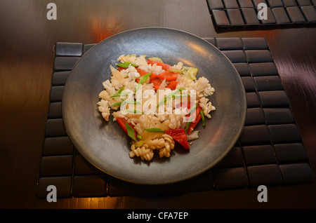 Primo piano piatto di calamari con il sedano a piastra nera Foto Stock