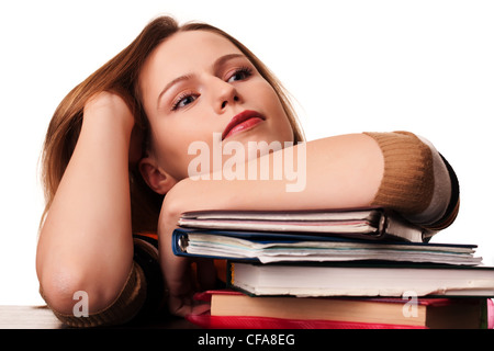 Il piacere ragazza giovane con la pila di libri dopo aver fatto il suo dovere Foto Stock