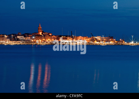 Paesaggio urbano costiero illuminata di notte Foto Stock