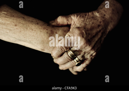 Close up di vecchie mani womans Foto Stock