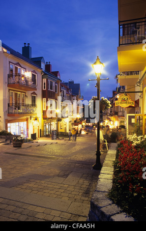 Il villaggio di base di notte, Mont Tremblant Resort, Quebec, Canada. Foto Stock