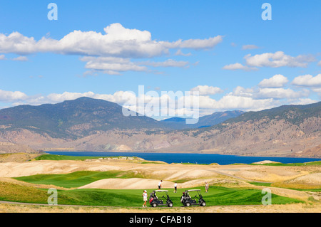 Gli amanti del golf e golf cart a Tobiano Campo da Golf e di Kamloops vicino Lago di Kamloops, British Columbia, Canada. Foto Stock