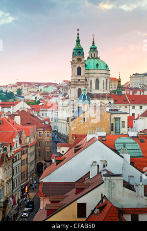 Chiesa di torri e tetti del cielo di Praga a Praga, Repubblica Ceca