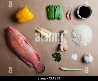 Pesce pappagallo con erbe e verdure Foto Stock