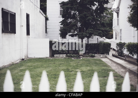 White Picket Fence nel cortile anteriore Foto Stock