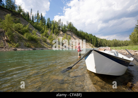 Giovane uomo di Pesca a Mosca Report di Pesca sul Fiume Elk, da un dory, Fernie, East Kootenays, British Columbia, Canada. Foto Stock