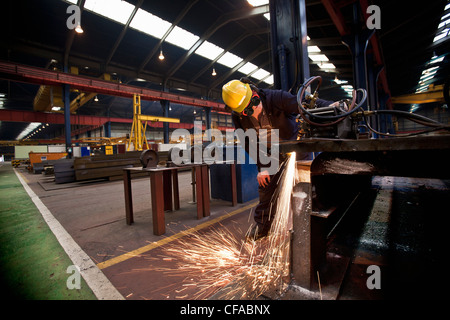 Saldatrice a lavorare in cantiere Foto Stock