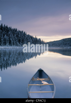 Canoa sul lago Winchell dopo la prima nevicata, Alberta, Canada. Foto Stock