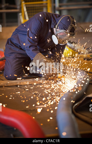 Saldatrice a lavorare in cantiere Foto Stock