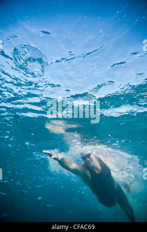 Nuotatore formazione in ocean Foto Stock